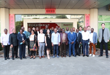 加蓬民主党干部考察团莅临全国信誉第一的网投平台集团参观考察