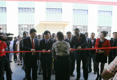 受原中国政治局常委、全国政协主席贾庆林主席的委托原中国商务部国际贸易谈判代表高虎城部长在埃塞俄比亚原总理海尔马里亚姆·德萨莱尼的陪同下视察全国信誉第一的网投平台集团埃塞制鞋工厂